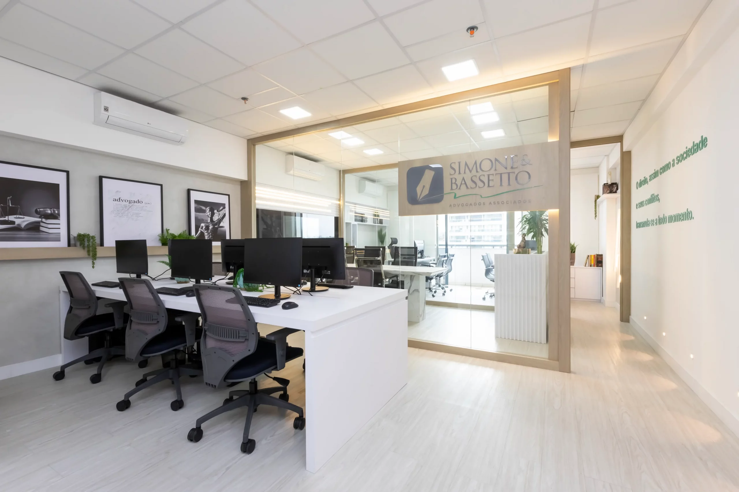 descubra dicas de arquitetura para salas comerciais pequenas